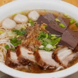 เข้าเปียกเส้นสดเส้นเล็ก หมูกรอบ