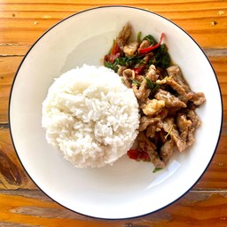 ข้าวหอมกระเพราเนื้อชิ้น