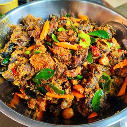 ปลาดุกทอดกรอบผัดพริกแกง