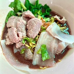 ก๋วยเตี๋ยวน้ำตกเนื้อ