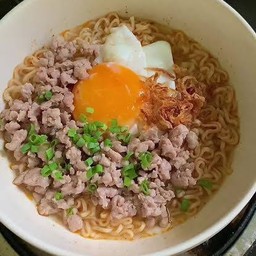 มาม่าหมูสับใส่ไข่