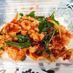 ผัดน้ำพริกเผาใส่ใบโหระพาราดข้าว