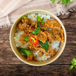 ข้าวราดผัดพริกแกงหมูหมักนุ่ม