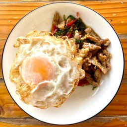 ข้าวหอมกระเพราเนื้อชิ้น + ไข่ดาว