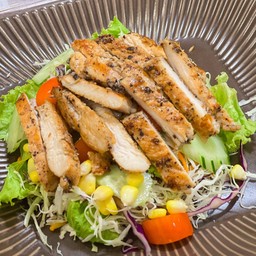 สลัดไก่ย่างพริกไทยดำ