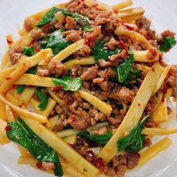 กะเพราเนื้อสับหน่อไม้ (กับข้าว)