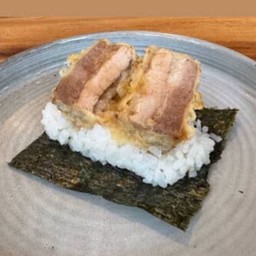 ข้าวปั้นหมูตุ๋นเทมปุระ (Hand Roll Chashu Tempura)