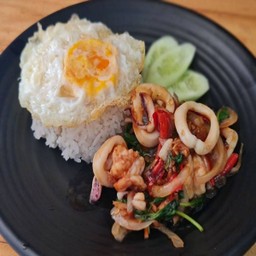 กระเพราทะเลราดข้าว