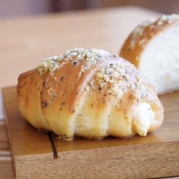 ขนมปังเกลือครีมชีสซอสการ์ลิค