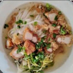 ข้าวเปียกเส้นใหญ่หมูกรอบ