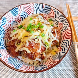 ข้าวหน้าไก่คาราอะเกะด้งราดชีสเบิร์นไฟ