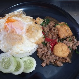 ข้าวกระเพราหมูเต้าหู้ไข่