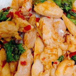 กะเพราไก่ชิ้น (กับข้าว)