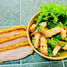 คะน้าหมูกรอบ