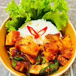 ผัดพริกแกงหมูกรอบ