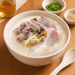 โจ๊กหมูสับเด้งไข่ลวก+เครื่องใน