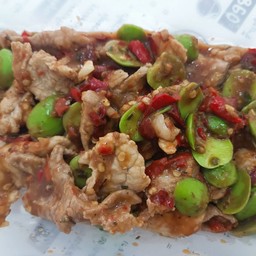 หมูชิ้นผัดกะปิสะตอ กับข้าว