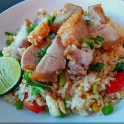 ข้าวผัดหมูกรอบ