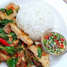 กระเพราหมูย่าง