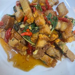 กระเพราหมูกรอบ(กับข้าว)