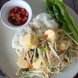 ข้าวผัดถั่วงอกเต้าหู้หมูสับ