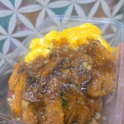 ไก่กรอบกระเทียมพริกไทยราดข้าว