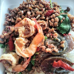 กระเพรากุ้งไข่เยี่ยวม้า