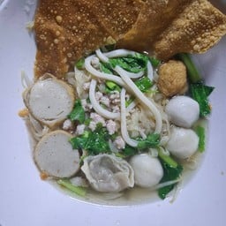 ก๋วยเตี๋ยวลูกชิ้นปลารวมน้ำใส