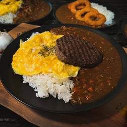 ชุด ข้าวแกงกะหรี่เนื้อท๊อปแฮมเบิร์กเนื้อ+2eggs