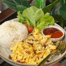 ข้าวไข่ขยี้เบคอนกรอบ