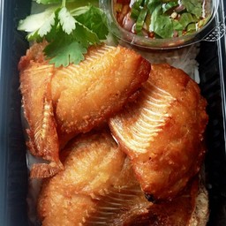 ปลาแดดเดียวราดข้าวน้ำจิ้มแจ่ว