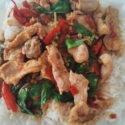 กะเพราหมูชิ้นราดข้าว พริกสด หรือ พริกแห้ง