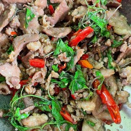 ข้าวกระเพราหมูชิ้น