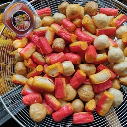 ทางร้านแถมน้ำจิ้มแยกกระปุกและผักให้ทุกออเดอร์