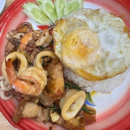 ข้าวราดกระเพราหมู/ไก่/ทะเล/หมูกรอบ