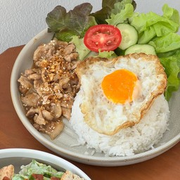 ข้าวหมูกระเทียม+ไข่ดาว