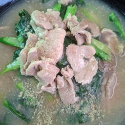 เส้นใหญ่ลาดหน้าหมูหมัก