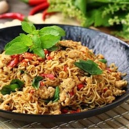 ผัดมาม่ากะเพราไก่