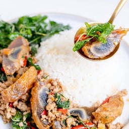 กระเพราไข่เยี่ยวม้า