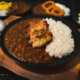 ข้าวแกงกะหรี่เนื้อ+เกี๊ยวซ่าหมูทอด