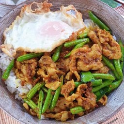 ผัดพริกแกงใต้หมูชิ้น ราดข้าว