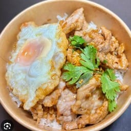 ข้าวไข่ดาว หมูชิ้นผัดกระเทียม