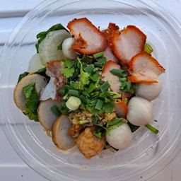 เกาเหลารวมลูกชิ้นปลาหมูแดง