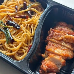 สปาเก็ตตี้ เด็กอ้วน ซอสพริกศรีราชาพริกแห้ง ไก่ทอด