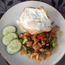 ข้าวผัดพริกแกงหมู