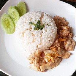 ข้าวไก่ชิ้น ทอดกระเทียมพริกไทย