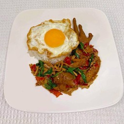 กะเพราไก่ตุ๋น+ ไข่ดาว