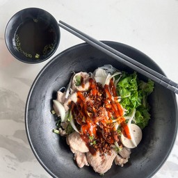 เฝอคลุก (หมู)