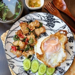 ข้าวกะเพราหมูกรอบ (ไม่รวมไข่)