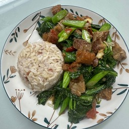 ผัดคะน้าหมูกรอบ